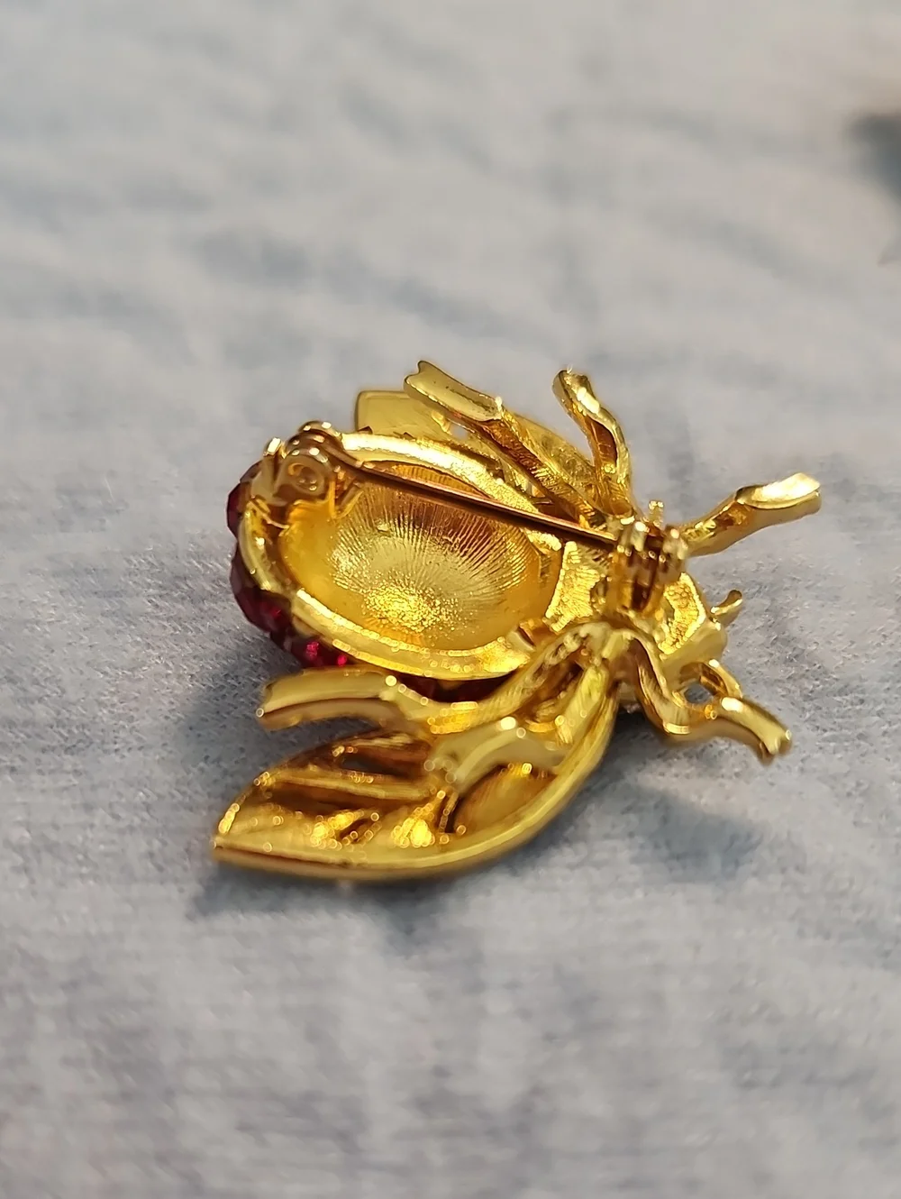 Finely Crafted Vintage Red & White Crystal Rhinestone Bee Pin On Goldtone Metal